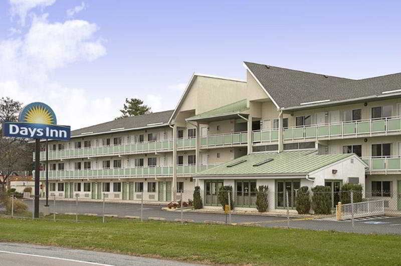 Days Inn By Wyndham Harrisburg North Exteriér fotografie