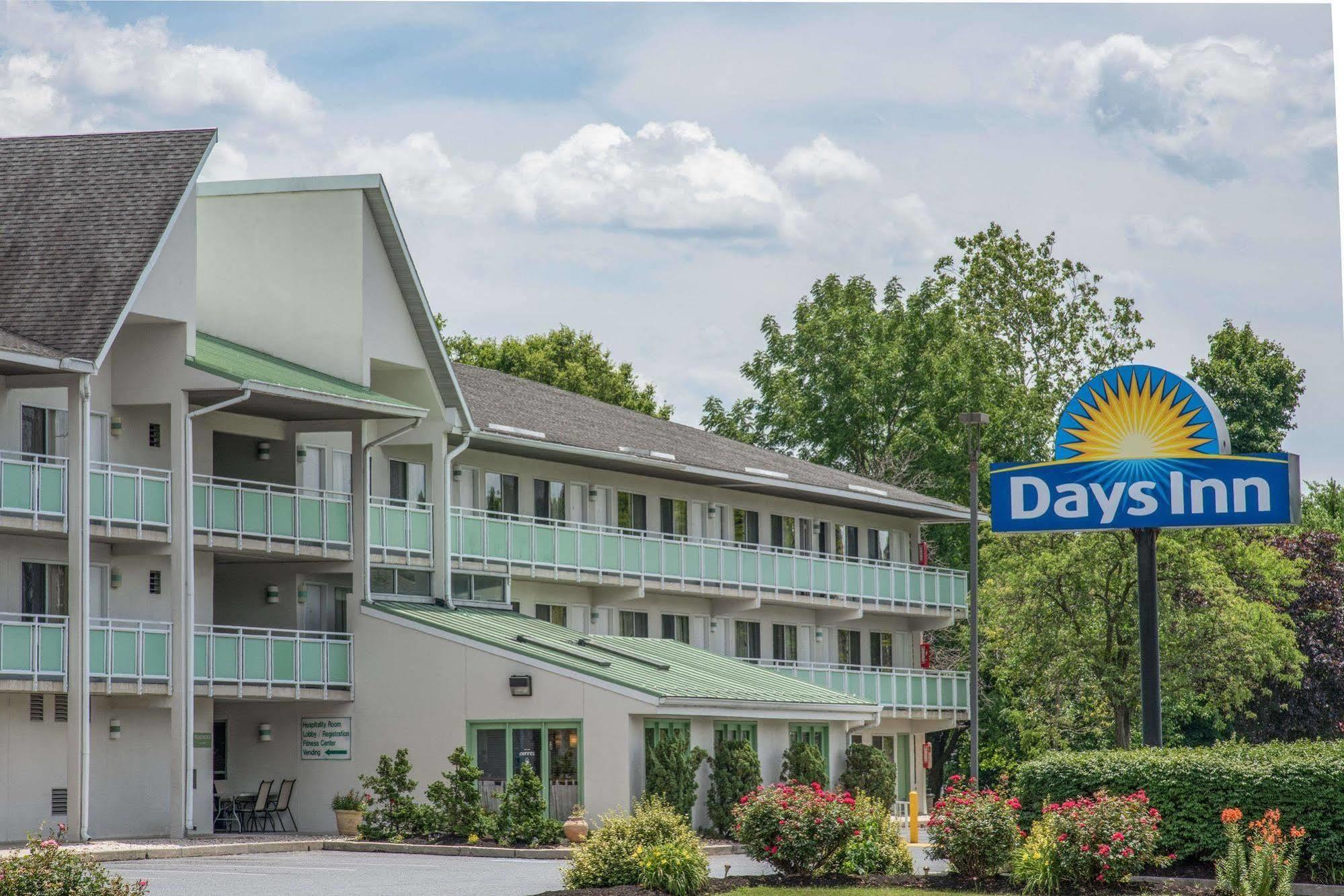 Days Inn By Wyndham Harrisburg North Exteriér fotografie